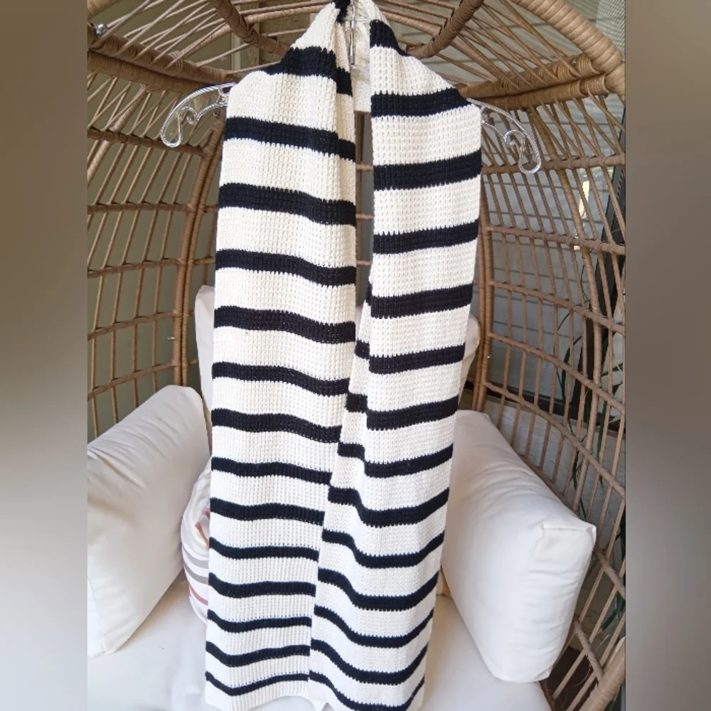 Classic GAP Black and Cream Striped Knit Scarfx